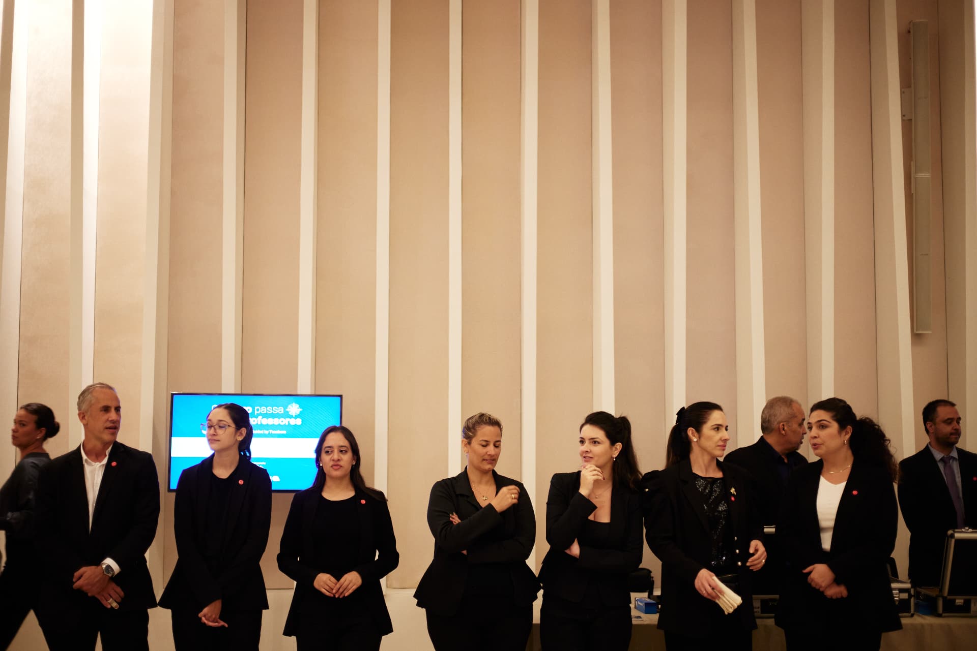 Equipe reunida no salão do evento