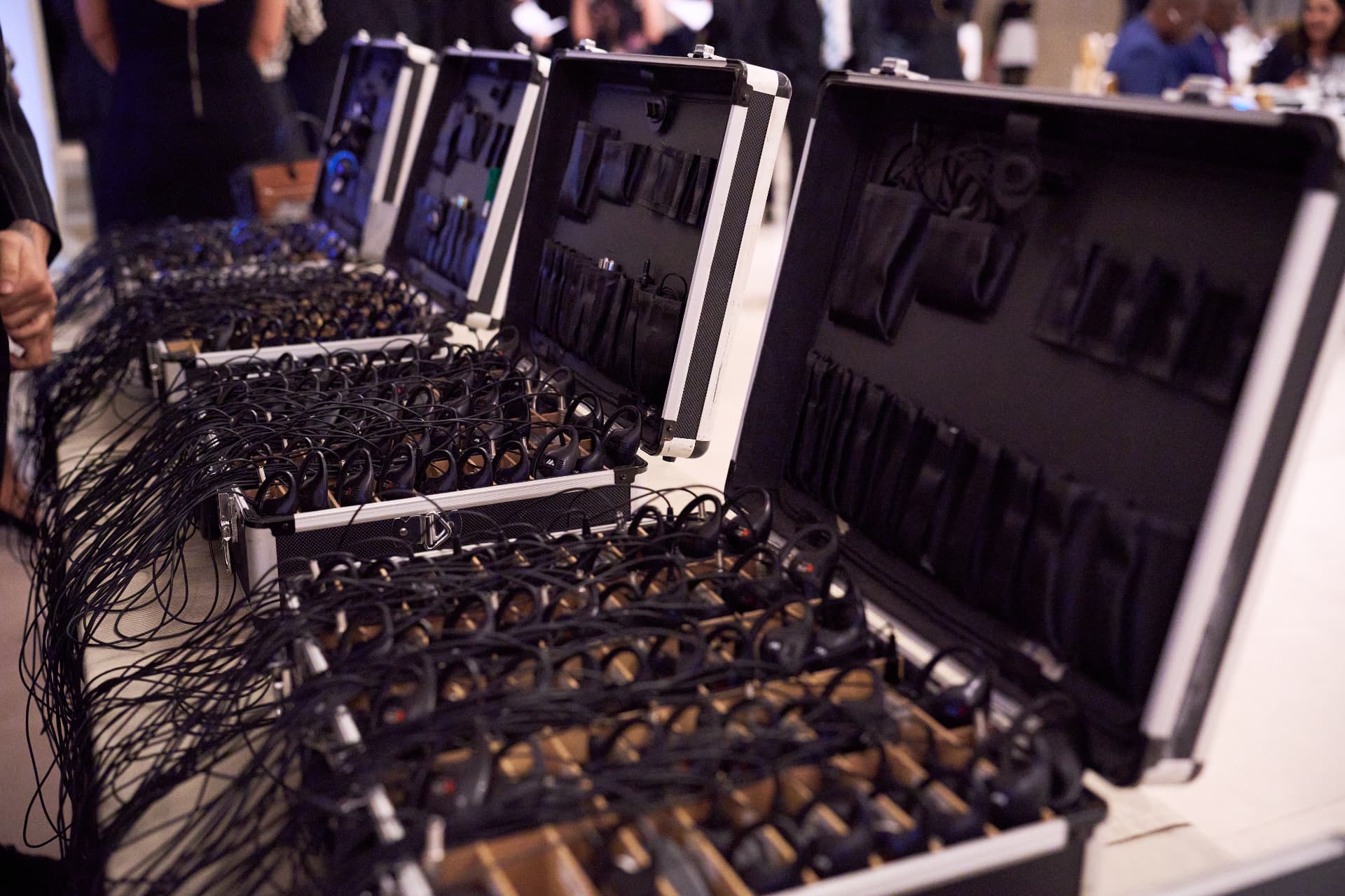 Maletas com receptores e fones de ouvido preparados para o evento